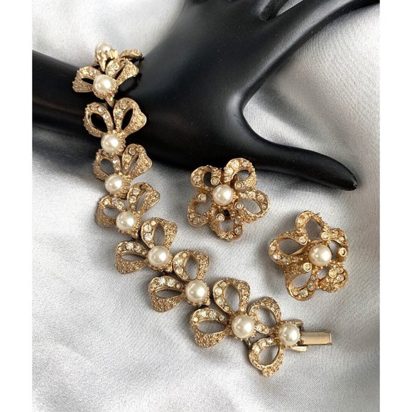 Vintage Hobe Gold Tone Faux Pearl Rhinestone Bows  7" Bracelet Clip Earring Set - Picture 12 of 12